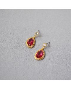 Simple and compact earrings