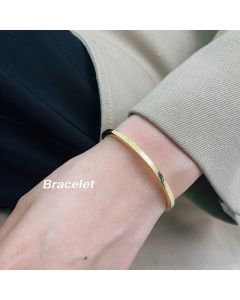 Women's Retro Minimalist Design With A Cool And Cool Metallic Bracelet