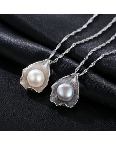 Freshwater pearl pendant