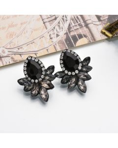 Black flower-shaped diamond stud earrings